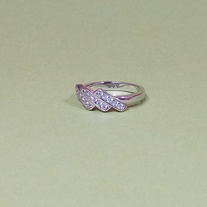 Ethereal Beauty: Sterling Silver 925 Ring with Sparkling Gem