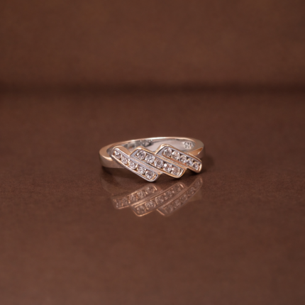 Ethereal Beauty: Sterling Silver 925 Ring with Sparkling Gem899