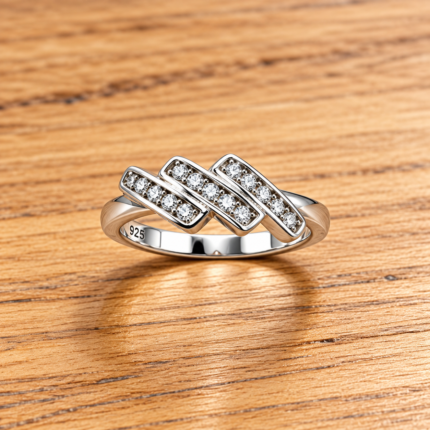 Ethereal Beauty: Sterling Silver 925 Ring with Sparkling Gem