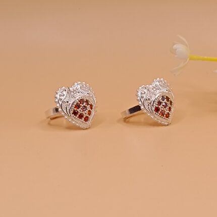 Glimmering Grace: Silver Toe Ring for Subtle Beauty