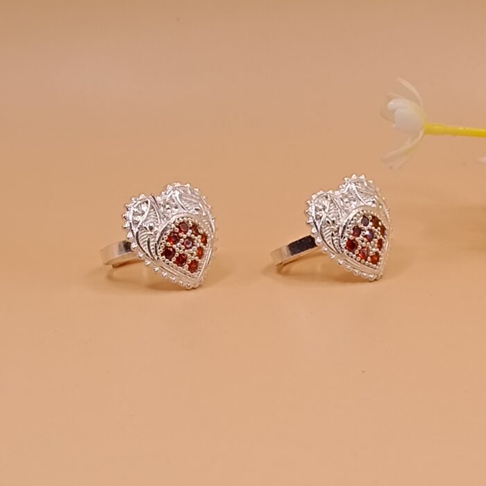 Glimmering Grace: Silver Toe Ring for Subtle Beauty