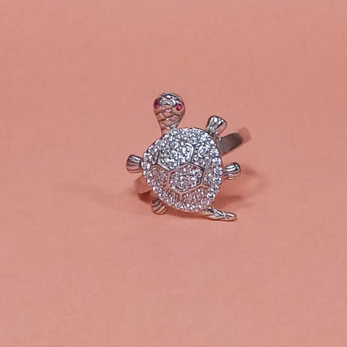 Silver Turtle Ring: Elegance in Motion