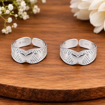 Intricate Silver Toe Ring: Timeless Sophistication