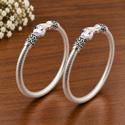 https://silvertrendy.in/product/mystic-reverie-oxidized-elegance-kada/