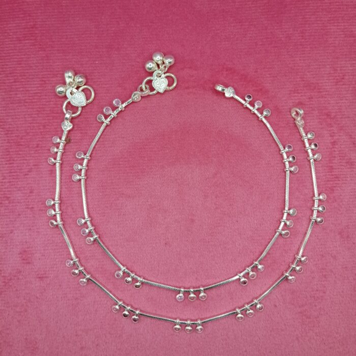 Radiant Reverie: Silver Payal with Intricate Detailing