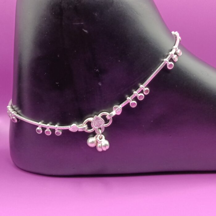 Radiant Reverie: Silver Payal with Intricate Detailing