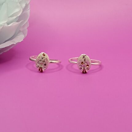 Sleek Silver Toe Ring: Effortless Chic