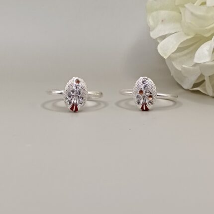 Sleek Silver Toe Ring: Effortless Chic