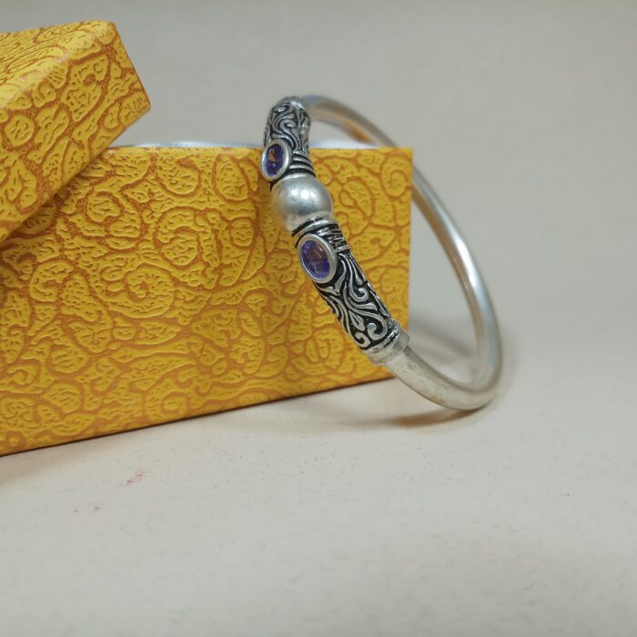 Elegant Aura: Silver Ladies' Kada