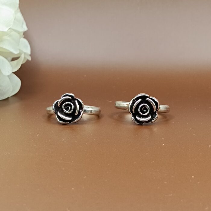 Blooming Beauty: Sterling Silver Rose Toe Ring