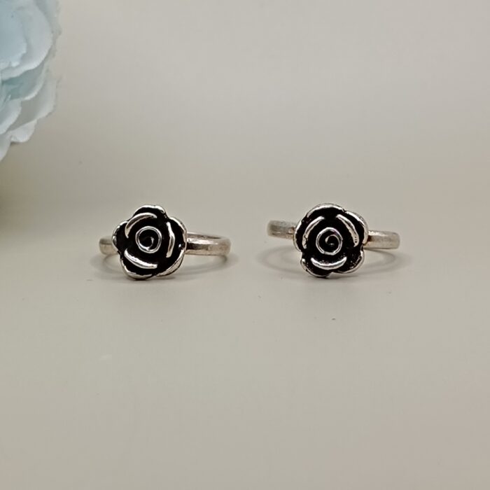 Blooming Beauty: Sterling Silver Rose Toe Ring