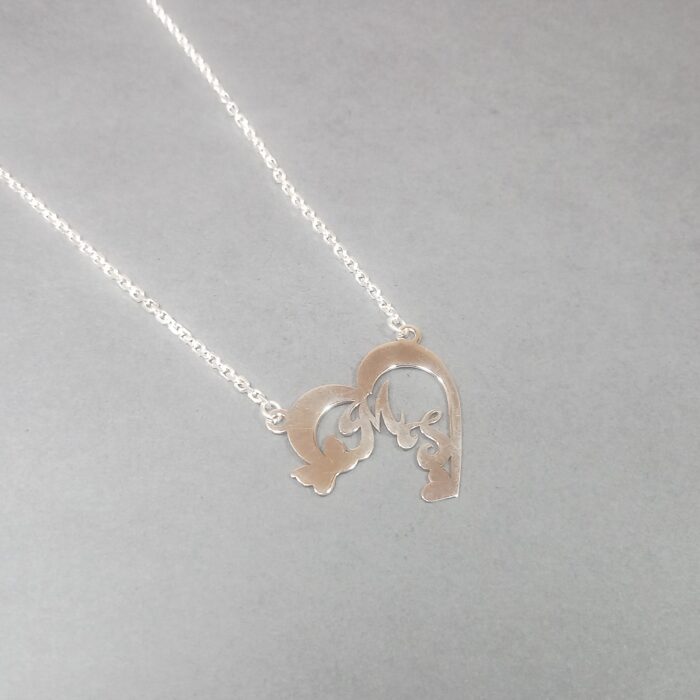 Signature Links: Personalized Chain Pendants Tailored to You