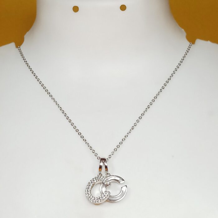 Elegant 925 Silver Chain Pendant - Timeless Beauty