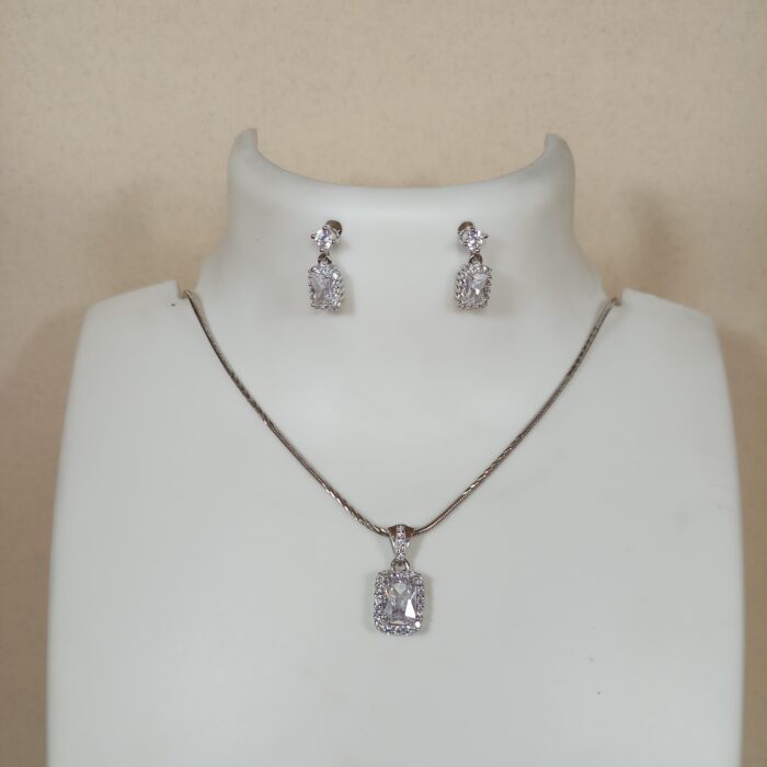 Sophisticated Silver Pendant Chain Set