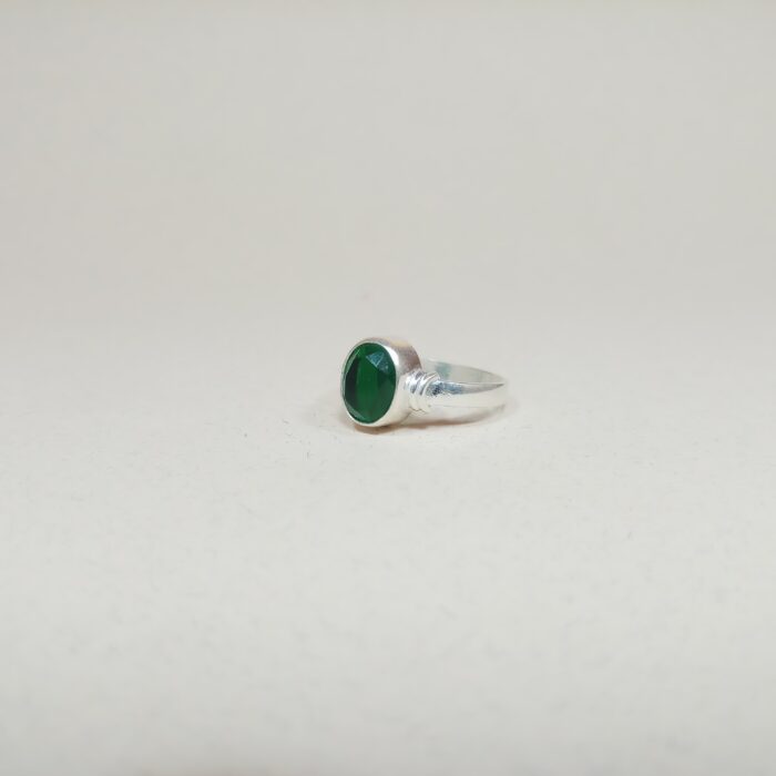 Stunning 925 Silver Green Stone Ring for a Sophisticated Look