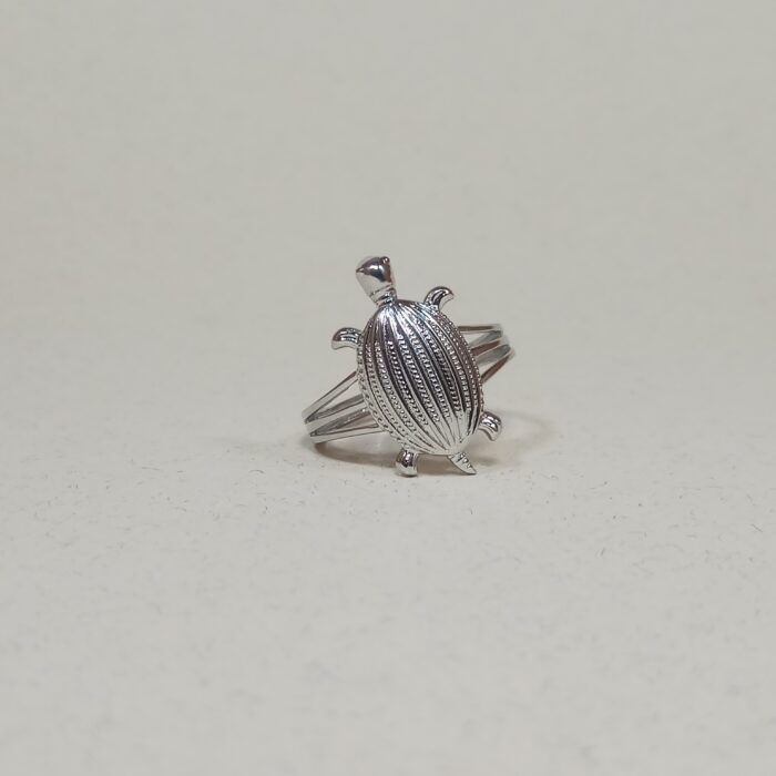 Chic Tortoise Motif Ring in Silver