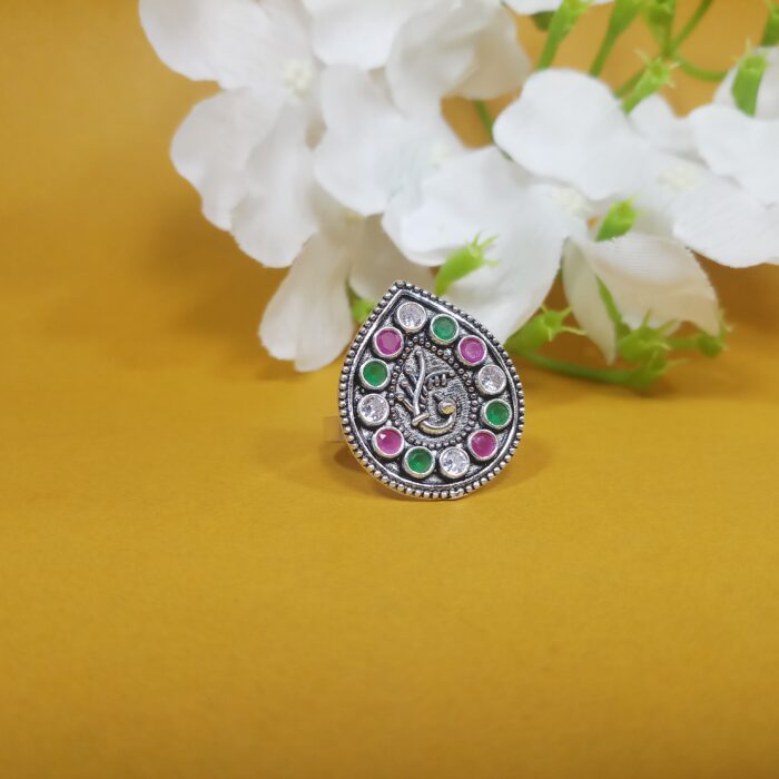 Stunning Silver Cut Stone Ring – A Sparkling Statement of Elegance