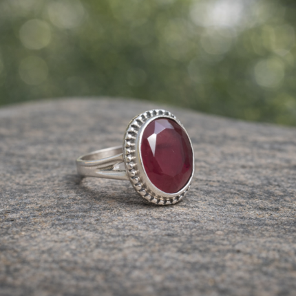 Elegant 925 Silver Ring with Sparkling Cut Stone