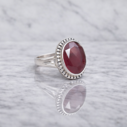 Elegant 925 Silver Ring with Sparkling Cut Stone