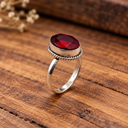 Elegant 925 Silver Ring with Sparkling Cut Stone