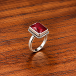 Exquisite 925 Silver Ring Featuring a Brilliant Cut Stone