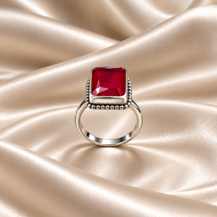 Exquisite 925 Silver Ring Featuring a Brilliant Cut Stone