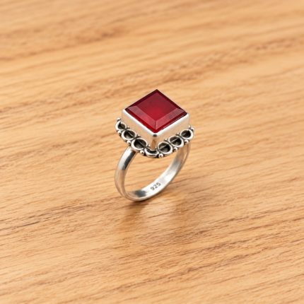 Classic 925 Silver Ring Featuring a Brilliant Cut Stone
