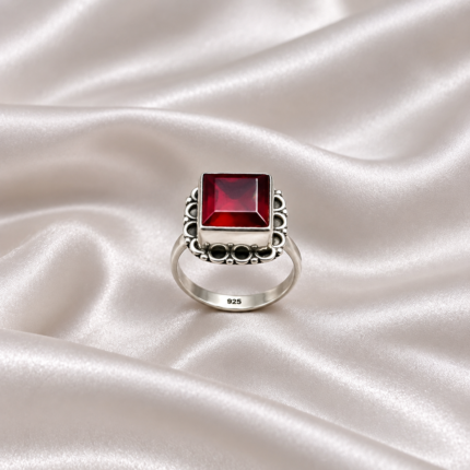 Classic 925 Silver Ring Featuring a Brilliant Cut Stone