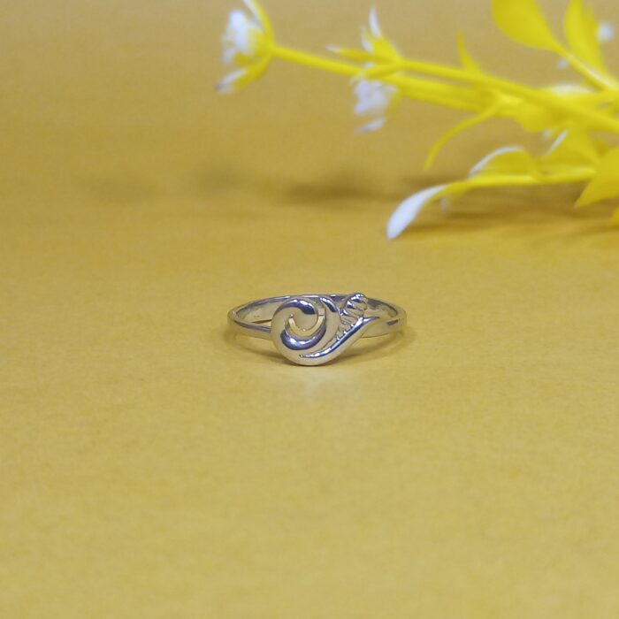 Elegant Silver 925 Ladies' Ring – Timeless Beauty