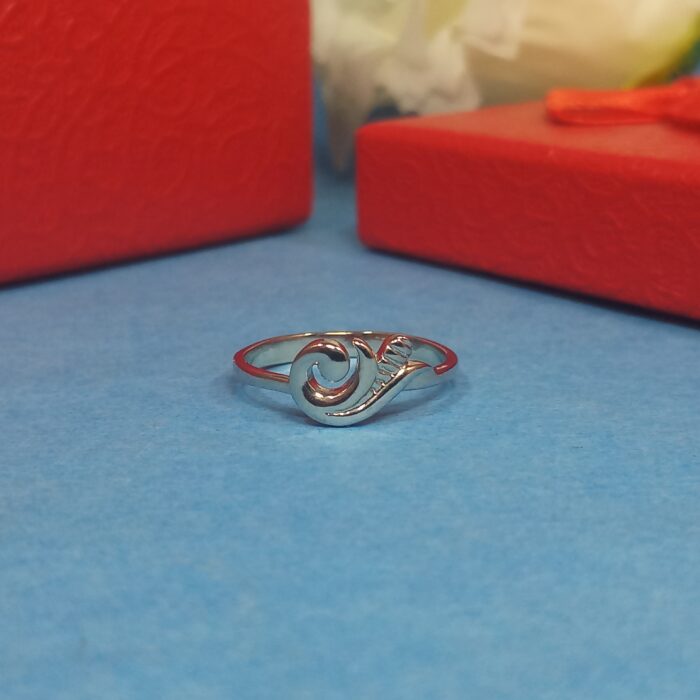 Elegant Silver 925 Ladies' Ring – Timeless Beauty